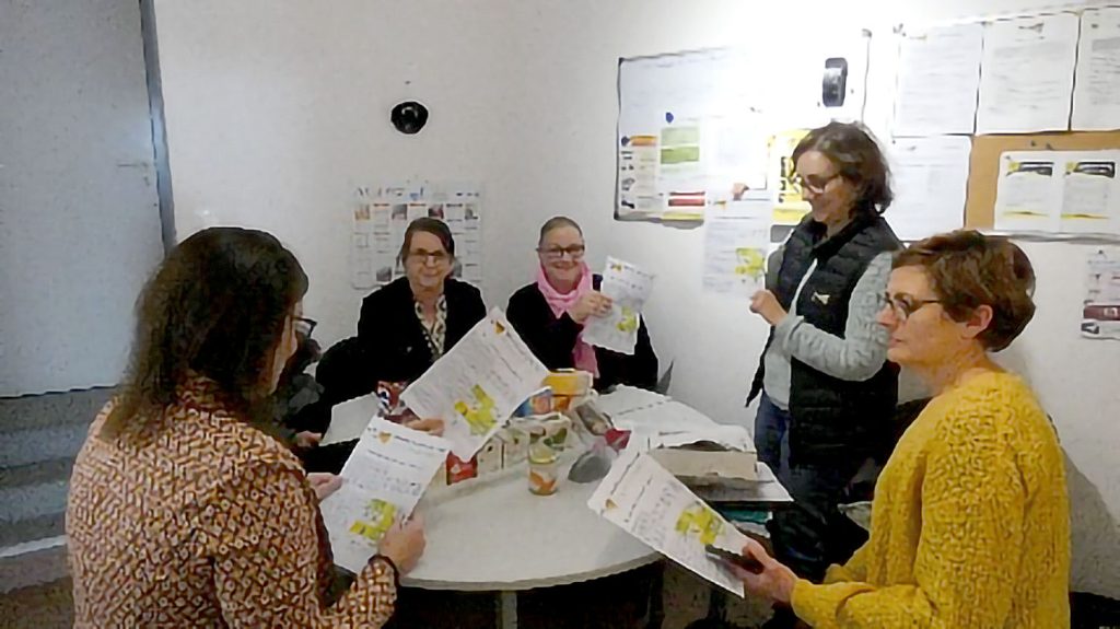 Réunion autour d'une table de 5 personnes